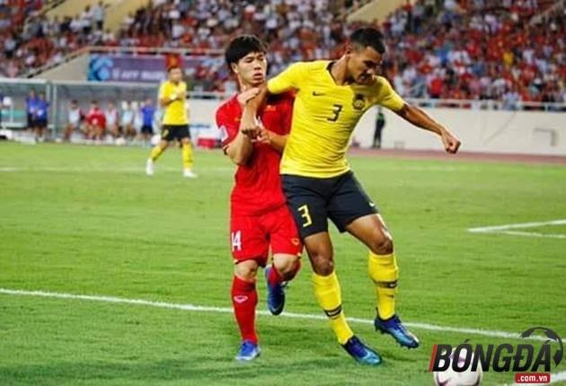 Cận cảnh: Công Phượng tả xung hữu đột, làm loạn hàng thủ Malaysia dù bị giật cùi chỏ - Bóng Đá