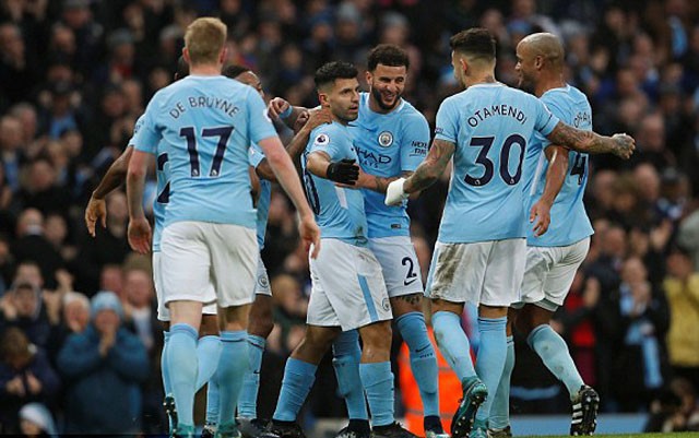 Góc HLV Nguyễn Văn Sỹ: Cả Premier League dừng bước, Man City vẫn chạy - Bóng Đá