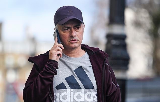 Rời M.U, Mourinho tiếp tục thư thả dạo phố - Bóng Đá