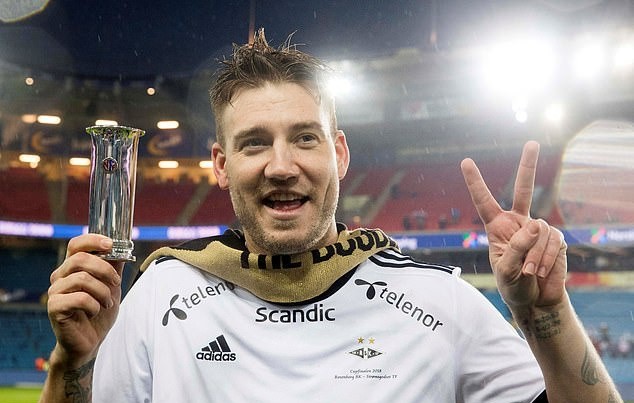 Bị kết án tù, Bendtner tranh thủ du hí cùng cô bồ xinh đẹp - Bóng Đá