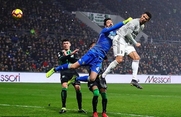 Fan cuồng phấn khích khi được ôm Ronaldo ngay trên sân - Bóng Đá