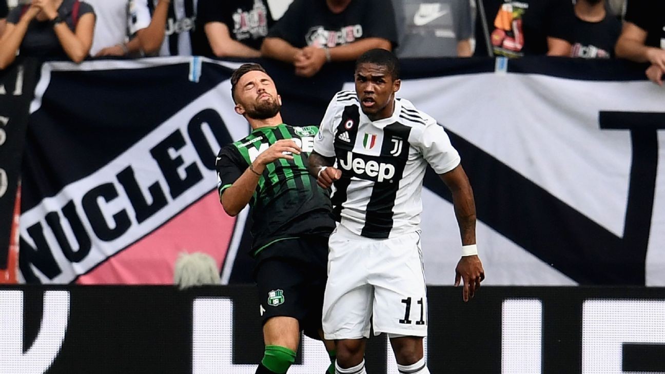 Không chỉ 'phun châu nhả ngọc', Douglas Costa còn húc đầu, đánh cùi chỏ - Bóng Đá