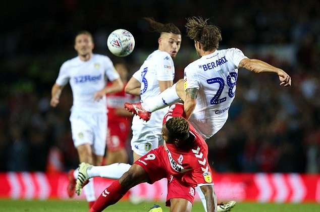 Leeds của 'phù thủy' Bielsa tiếp tục bất bại, ngự trị trên đỉnh - Bóng Đá