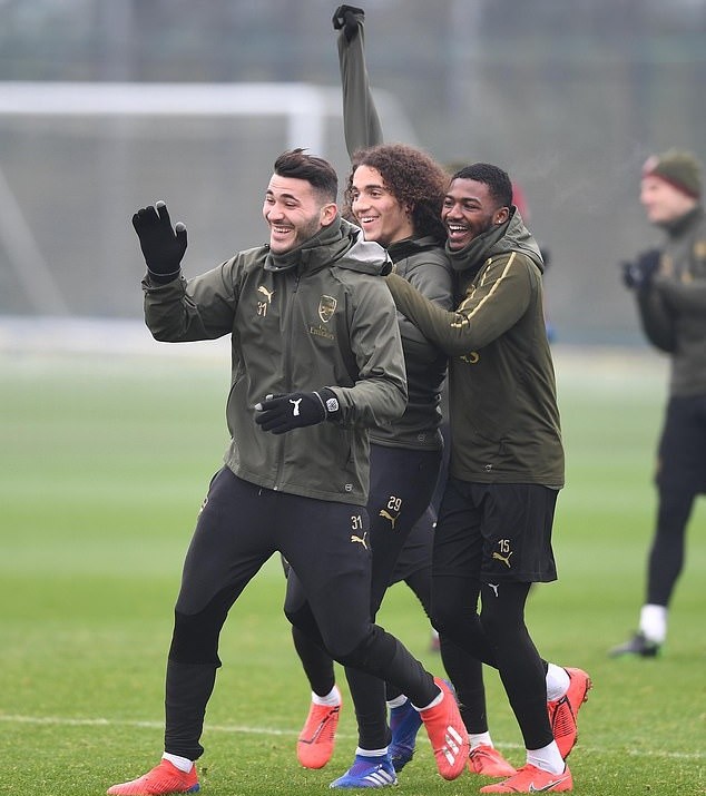 Ninja xuất hiện trên sân tập Arsenal trước đại chiến Man Utd - Bóng Đá
