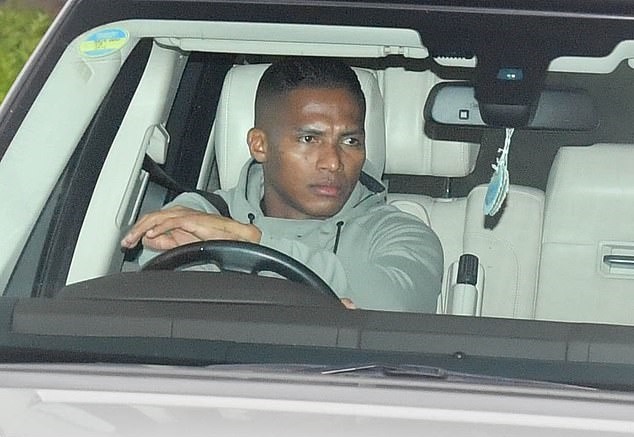 Sanchez hậm hực tới sân tập khi bị Mourinho loại khỏi đội hình M.U - Bóng Đá