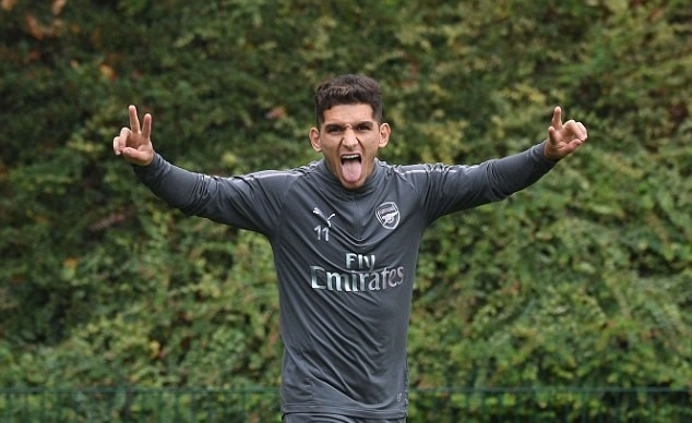 Ozil co ro trên sân tập Arsenal dưới cơn mưa rào - Bóng Đá