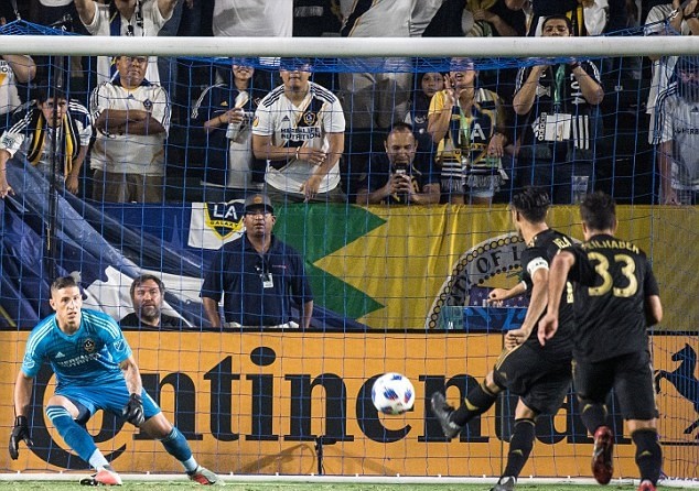 Cựu sao Arsenal phá hỏng ngày vui của Ibrahimovic ở MLS - Bóng Đá