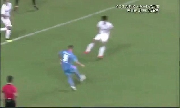 Torres 'mở tài khoản' giúp Sagan Tosu nhấn chìm đội của Iniesta - Bóng Đá