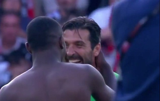 KHÓ TIN: Buffon đổi áo và hôn lên trán con trai đồng đội cũ - Bóng Đá