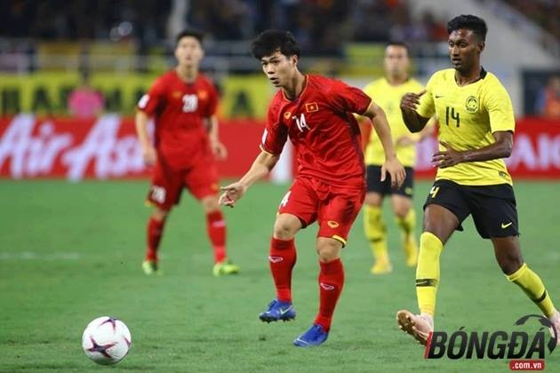 Cận cảnh: Công Phượng tả xung hữu đột, làm loạn hàng thủ Malaysia dù bị giật cùi chỏ - Bóng Đá