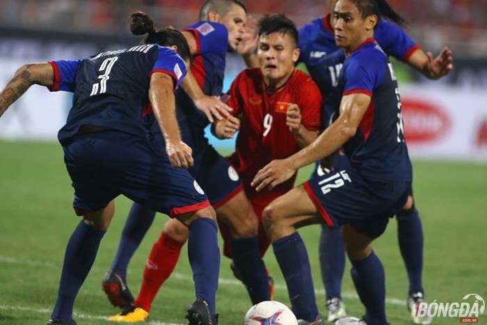 4 cầu thủ Philippines cùng lúc vây ráp vẫn không kèm được Quang Hải - Bóng Đá