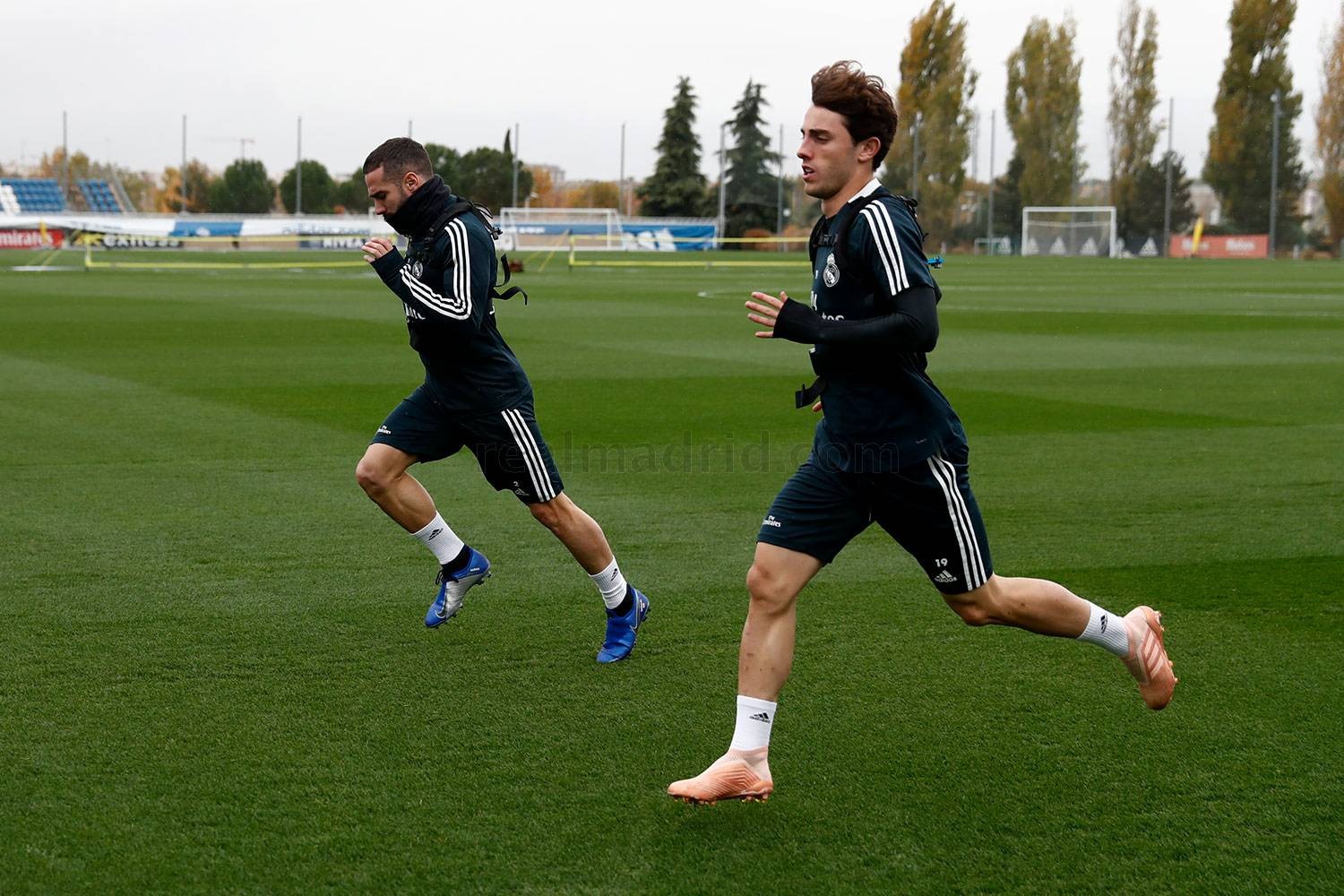 Modric lặp lại hành động của Ronaldo trên sân tập Real - Bóng Đá