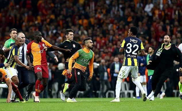 Kinh hoàng! Cầu thủ Galatasaray bị phía Fenerbahce rượt đánh  - Bóng Đá