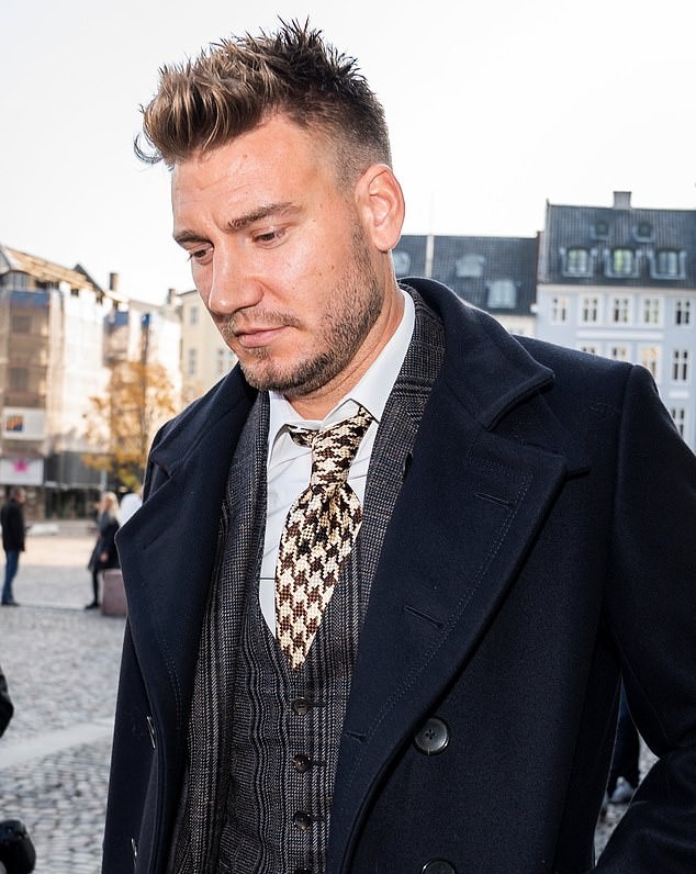Bị kết án tù, Bendtner tranh thủ du hí cùng cô bồ xinh đẹp - Bóng Đá
