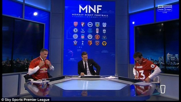 Buộc phải khoác áo Liverpool, Neville vẫn kịp sử dụng chiêu trò - Bóng Đá