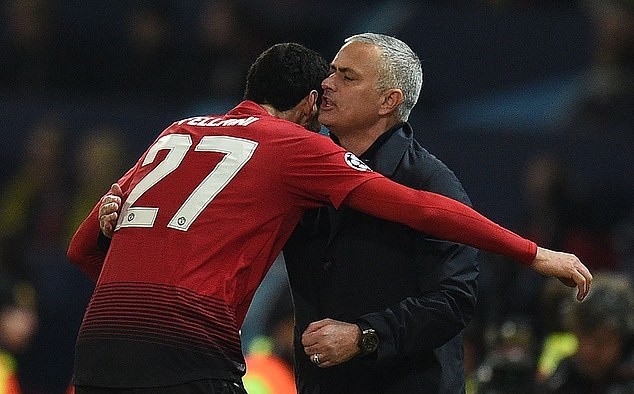 Mourinho nổi điên, đập phá giỏ đựng nước khi Fellaini ghi bàn - Bóng Đá