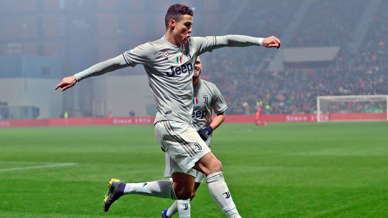 Fan cuồng phấn khích khi được ôm Ronaldo ngay trên sân - Bóng Đá