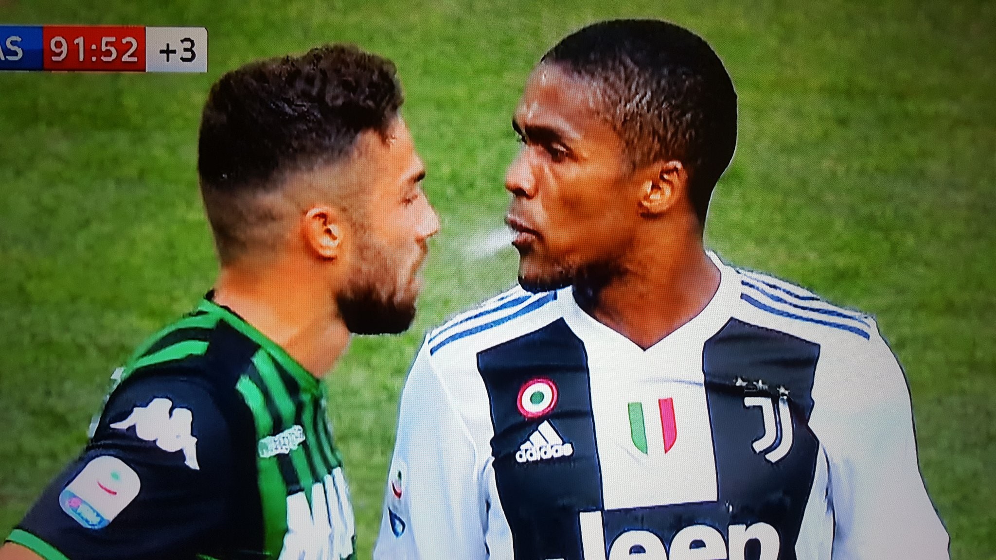 Không chỉ 'phun châu nhả ngọc', Douglas Costa còn húc đầu, đánh cùi chỏ - Bóng Đá