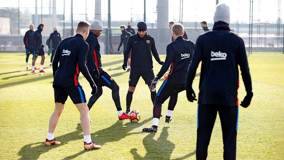 Chùm ảnh: Barcelona tập luyện - Bóng Đá