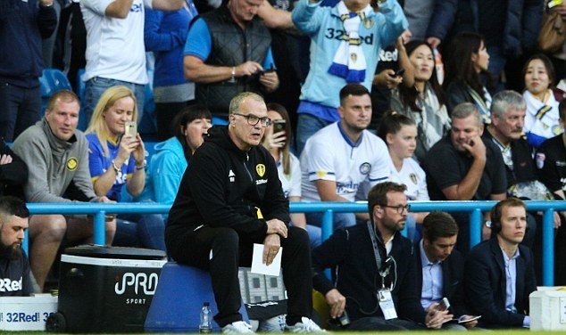 Leeds của 'phù thủy' Bielsa tiếp tục bất bại, ngự trị trên đỉnh - Bóng Đá