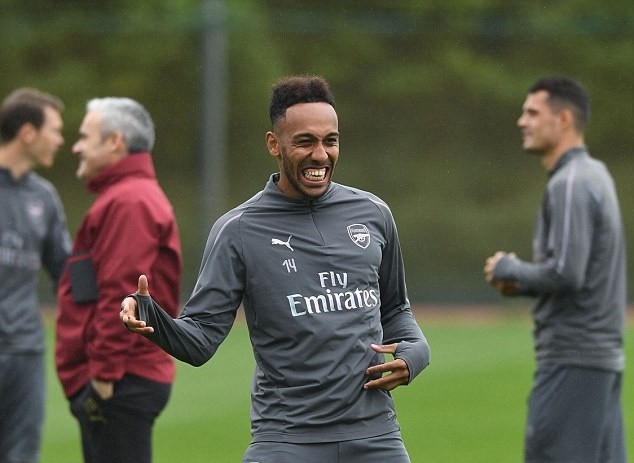 Ozil co ro trên sân tập Arsenal dưới cơn mưa rào - Bóng Đá