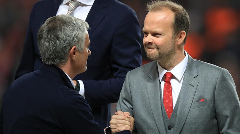 Tương lai đã quyết, Mourinho trở lại M.U với nụ cười bí ẩn - Bóng Đá