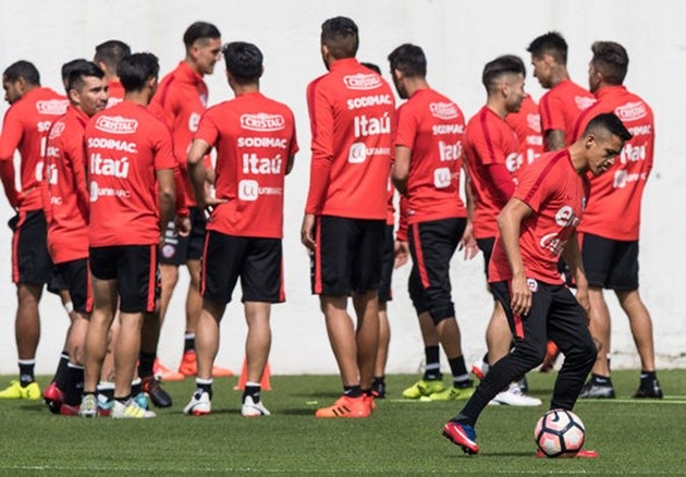Hỏng ăn 11m, Sanchez như nổi khùng khi Chile thất trận - Bóng Đá