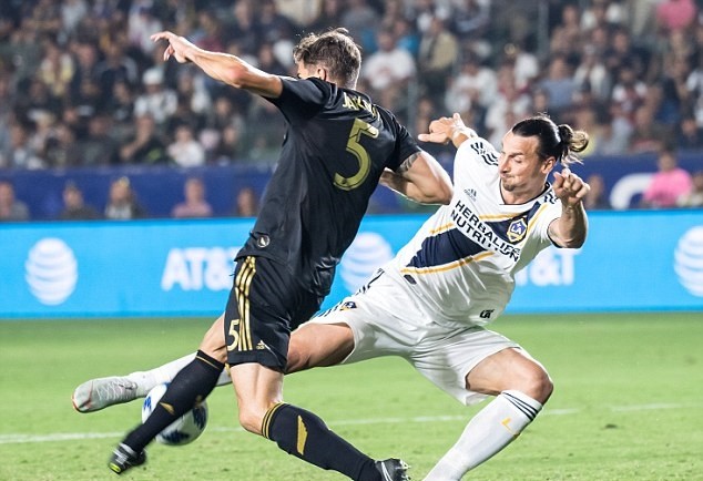 Cựu sao Arsenal phá hỏng ngày vui của Ibrahimovic ở MLS - Bóng Đá