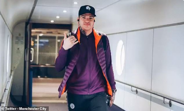 Chùm ảnh Man City hành quân tới sân Shakhtar Donetsk - Bóng Đá