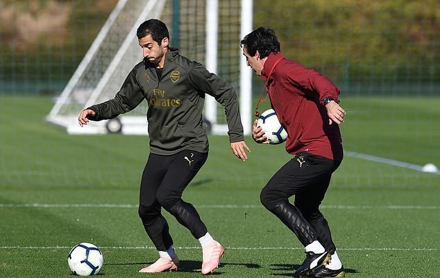 Chiến thắng thứ 10 cận kề, Ozil và cầu thủ Arsenal dốc hết sức trên sân tập - Bóng Đá