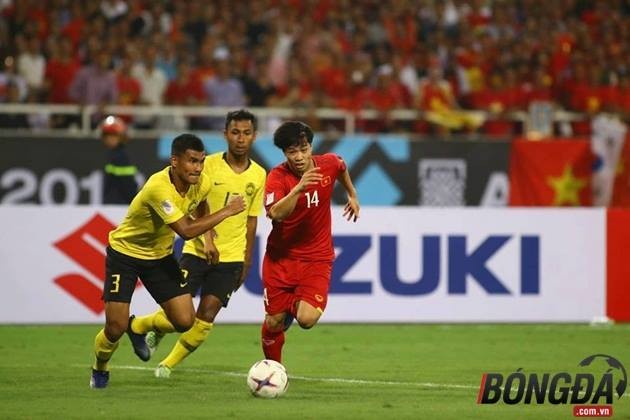 Cận cảnh: Công Phượng tả xung hữu đột, làm loạn hàng thủ Malaysia dù bị giật cùi chỏ - Bóng Đá