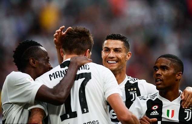 Ronaldo lao đầu vào phòng tập, khoe cơ bắp cuồn cuộn - Bóng Đá