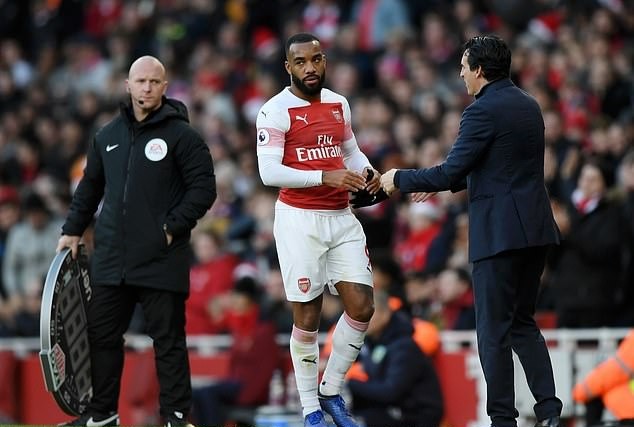 Lacazette nổi sung, bật lại HLV Emery khi bị thay ra sân - Bóng Đá