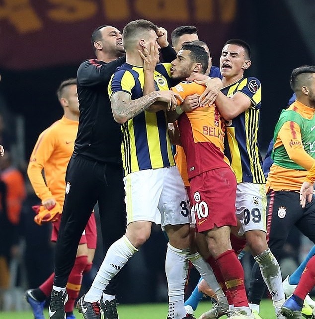 Kinh hoàng! Cầu thủ Galatasaray bị phía Fenerbahce rượt đánh  - Bóng Đá