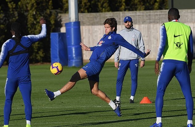 HLV Sarri gửi thông điệp đanh thép tới Giroud trên sân tập - Bóng Đá