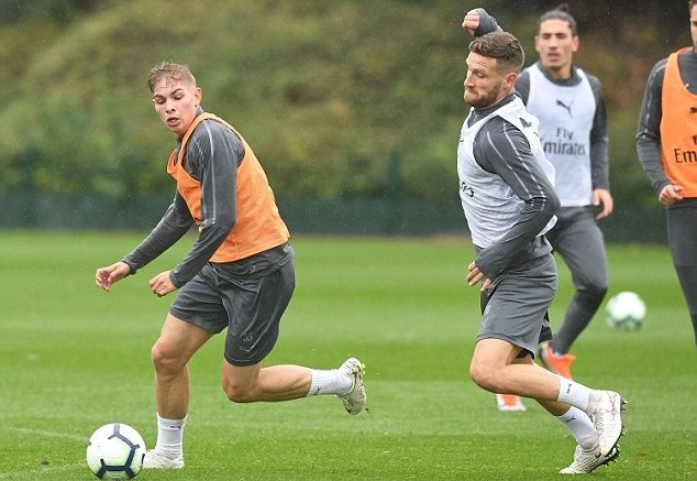 Ozil co ro trên sân tập Arsenal dưới cơn mưa rào - Bóng Đá