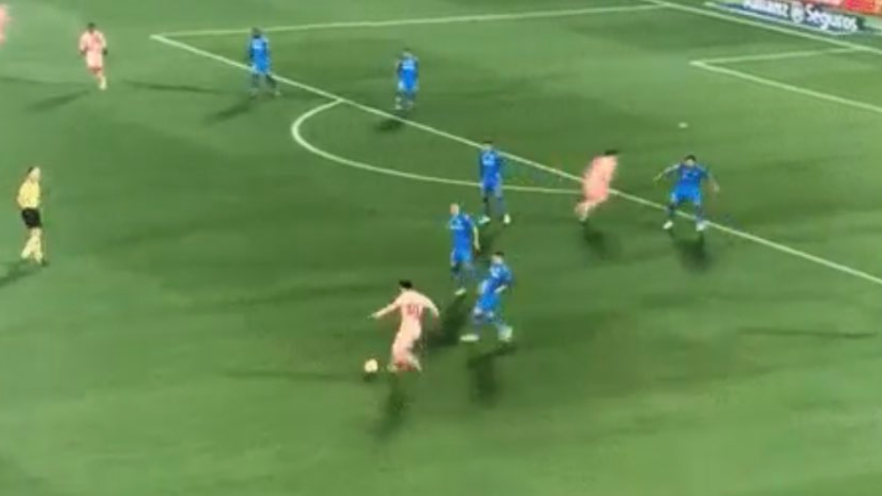 Messi đánh lừa tất cả với pha kiến tạo 