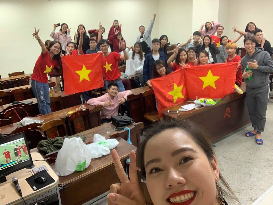 Du học sinh tiếp lửa, vỡ òa khi tuyển Việt Nam vô địch AFF Cup - Bóng Đá