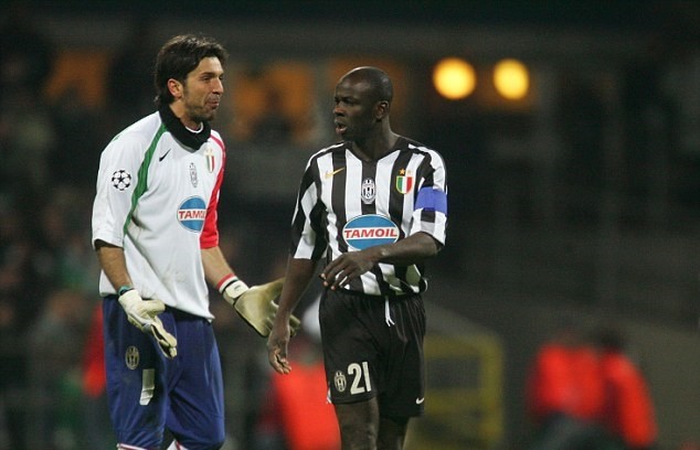 KHÓ TIN: Buffon đổi áo và hôn lên trán con trai đồng đội cũ - Bóng Đá