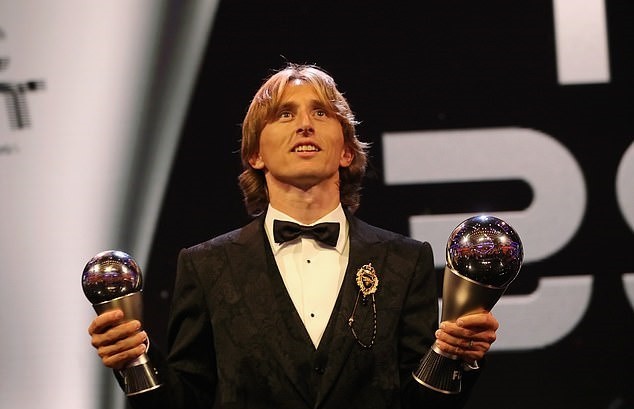 ảnh Modric khoe The Best - Bóng Đá