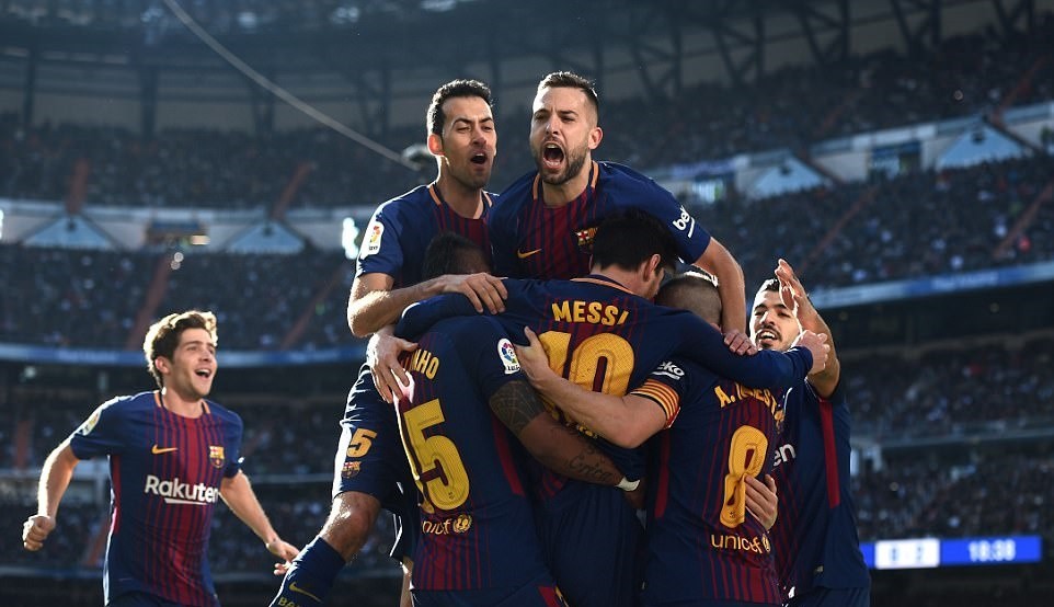 CẬN CẢNH: Sút tung lưới Real, Messi quăng luôn cả giày để ăn mừng - Bóng Đá