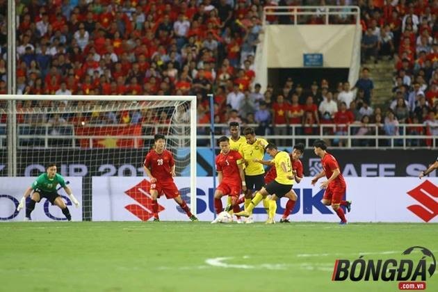 Cận cảnh: Công Phượng tả xung hữu đột, làm loạn hàng thủ Malaysia dù bị giật cùi chỏ - Bóng Đá