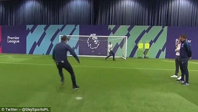 Buộc phải khoác áo Liverpool, Neville vẫn kịp sử dụng chiêu trò - Bóng Đá