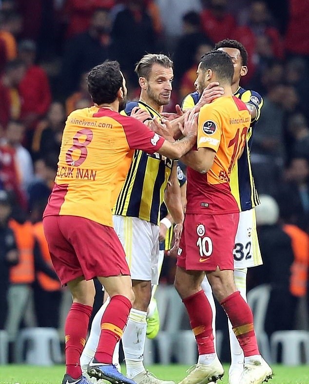 Kinh hoàng! Cầu thủ Galatasaray bị phía Fenerbahce rượt đánh  - Bóng Đá