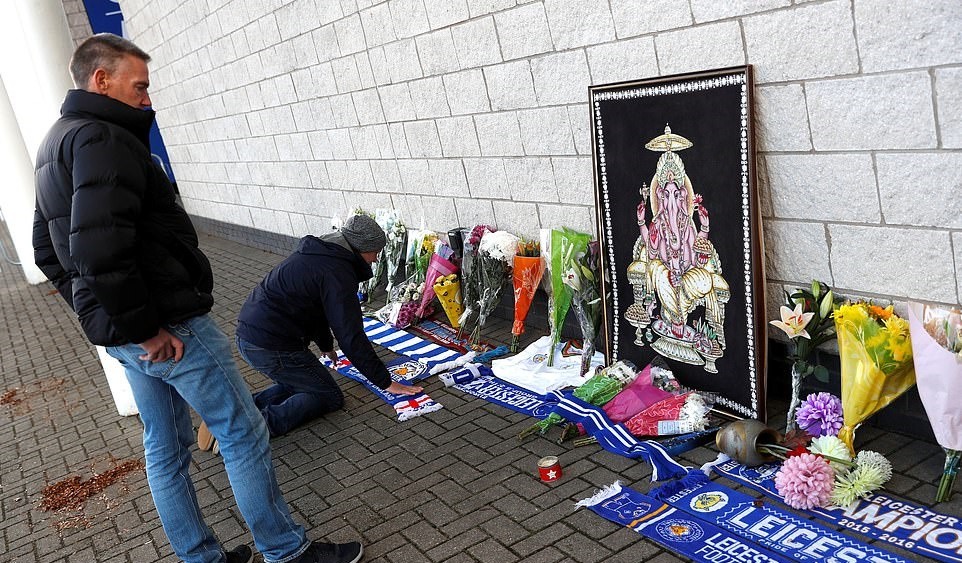 CĐV chia buồn Leicester City bên ngoài sân King Power - Bóng Đá