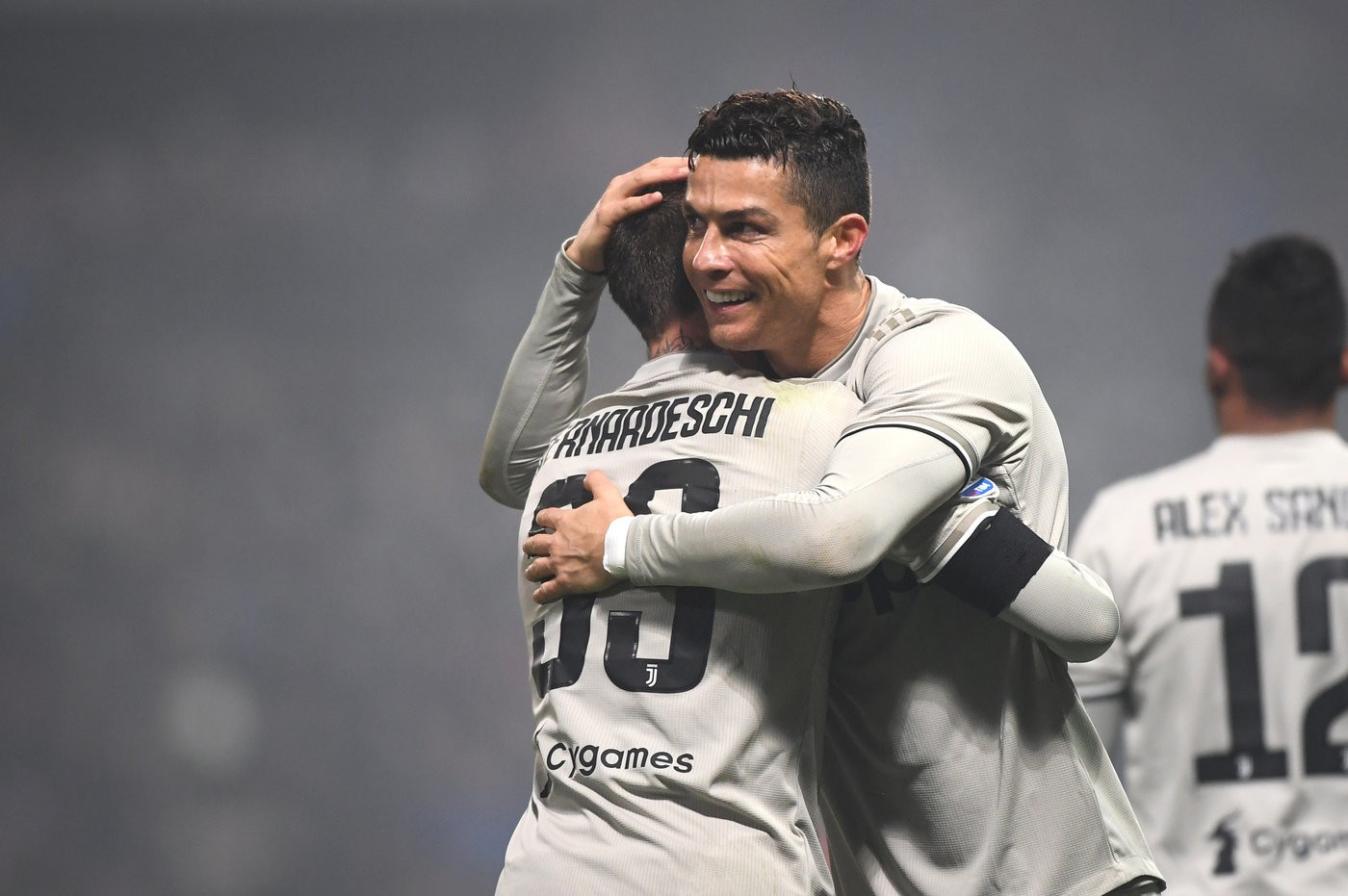 Fan cuồng phấn khích khi được ôm Ronaldo ngay trên sân - Bóng Đá