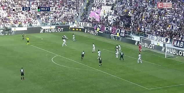 Không chỉ 'phun châu nhả ngọc', Douglas Costa còn húc đầu, đánh cùi chỏ - Bóng Đá