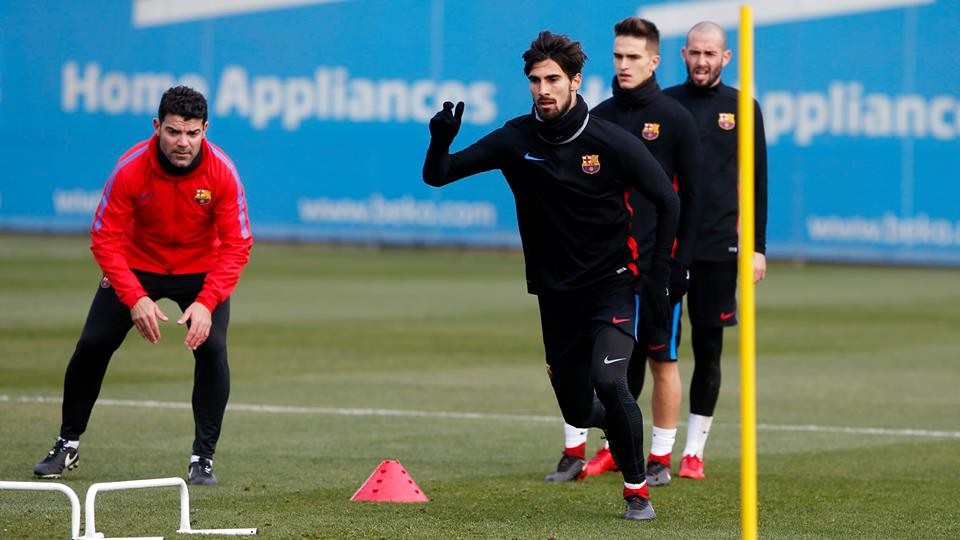 Chùm ảnh: Barcelona tập luyện - Bóng Đá