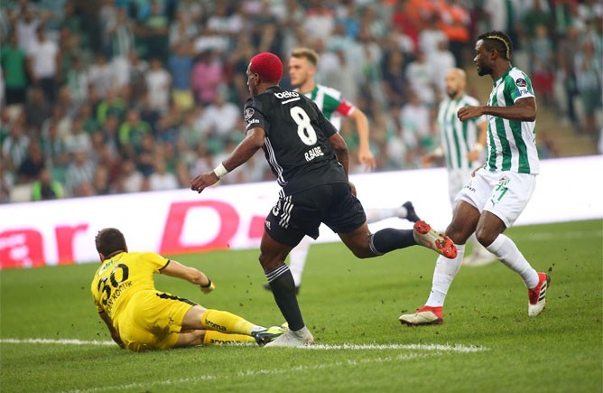 Karius lại mắc sai lầm chết người khiến Besiktas trả giá đắt - Bóng Đá