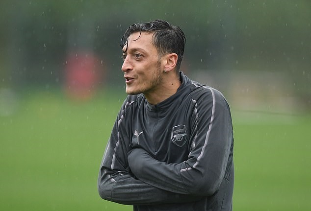 Ozil co ro trên sân tập Arsenal dưới cơn mưa rào - Bóng Đá